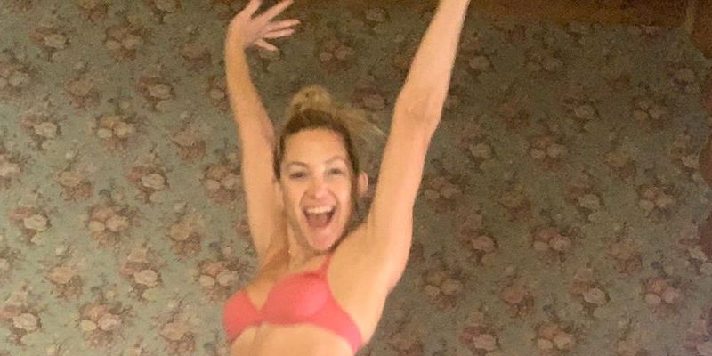 Kate Hudson, 41, Flaunts Toned Abs In Underwear For A Good Cause