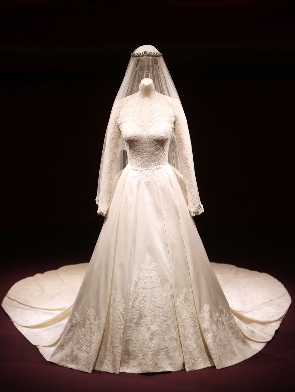 Kate Wedding Dress Details - 8 Things to Know About Kate Middleton's Bridal Gown