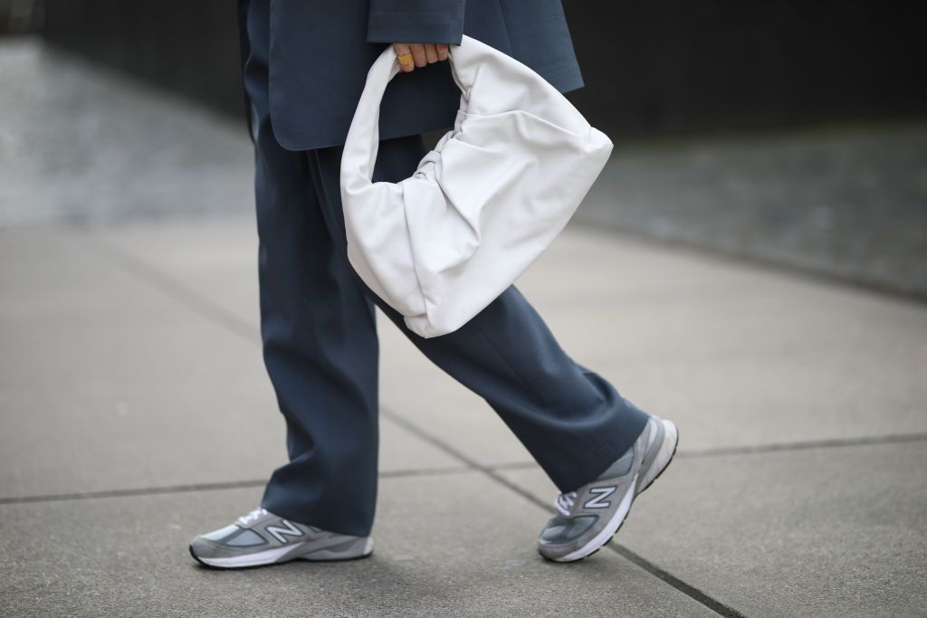 Storie di sneakers per donne e i saldi con cui acquistarle