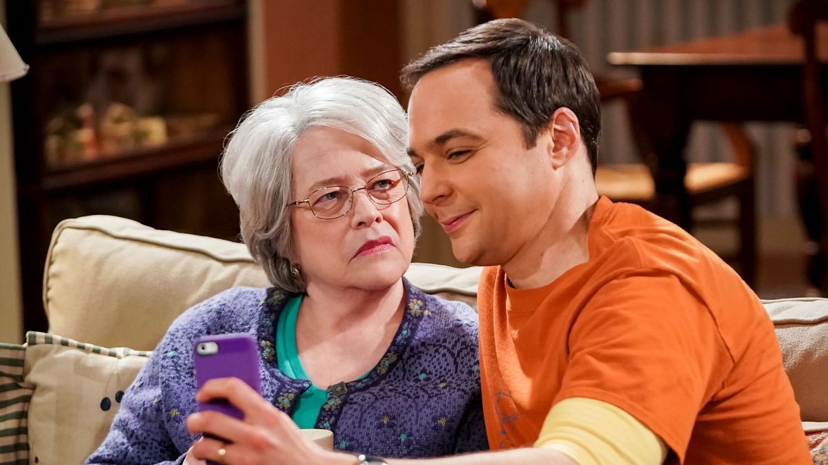 Kathy Bates y Sheldon en The Big Bang Theory