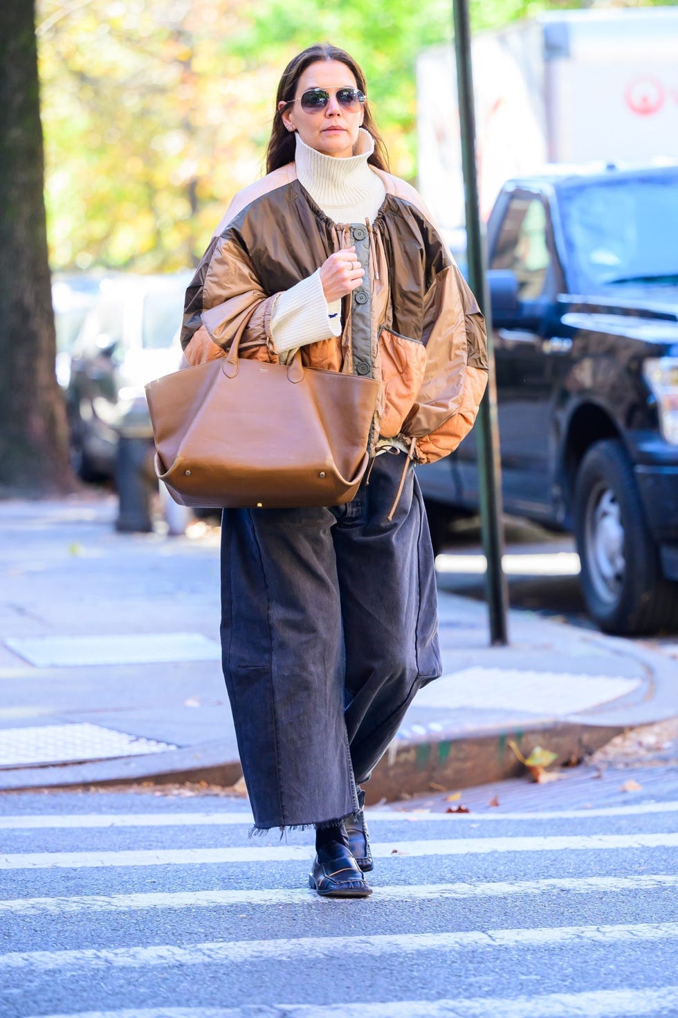 Katie Holmes traversant la rue en tenue d'automne