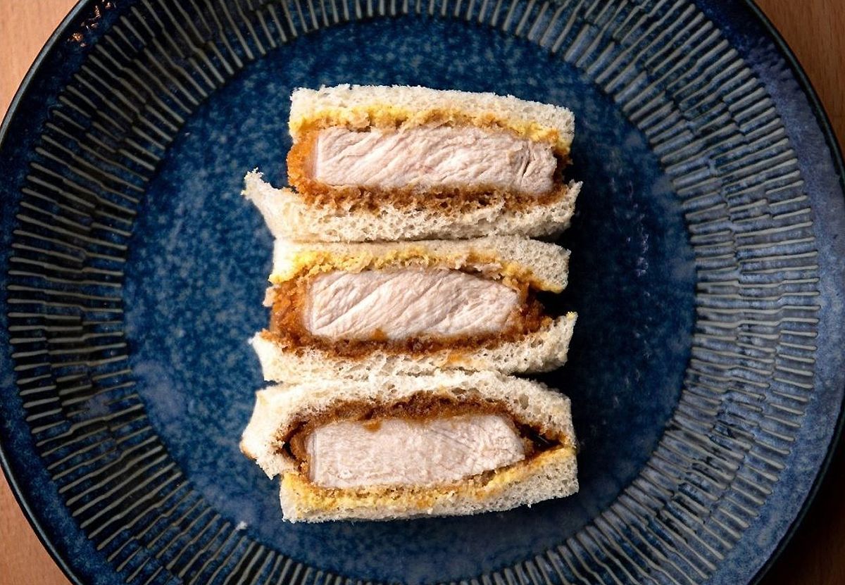 Qué es el katsu sando, el sandwich de moda japonés