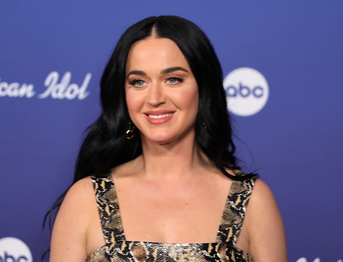 Katy Perry impacta un look de escote impresionante y transparencias