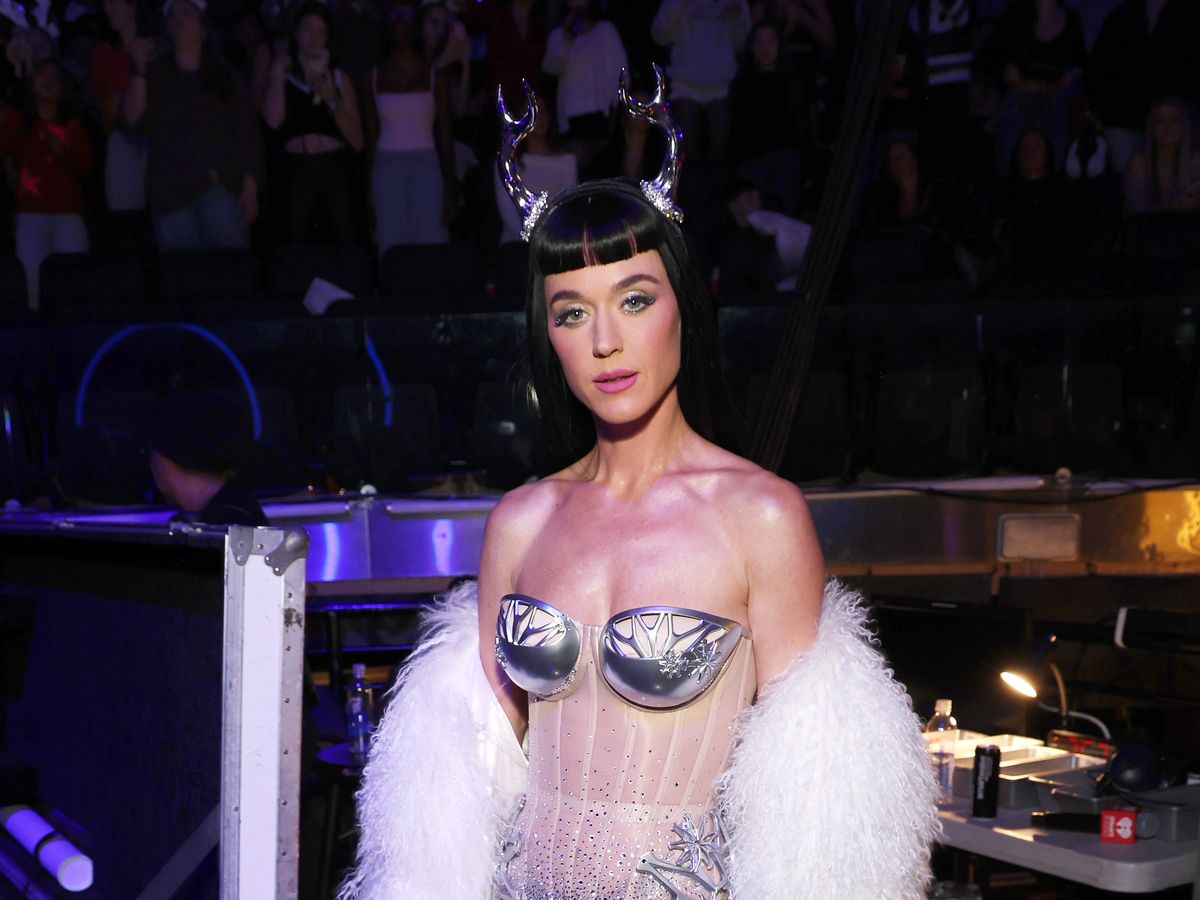 Katy Perry's silver antlers add festive feel to corset