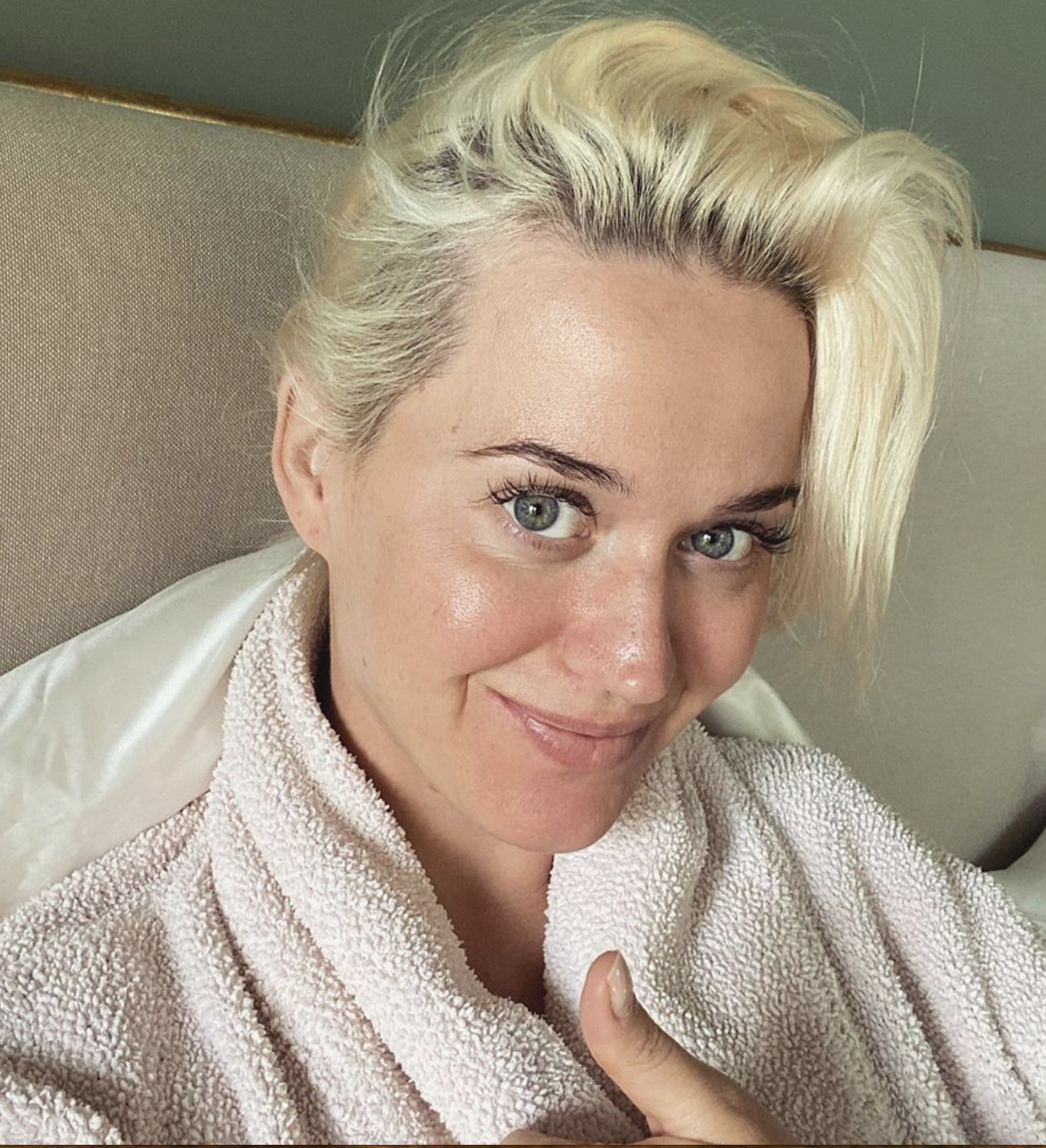Perry Shares Selfie Showing Off Pregnancy Glow