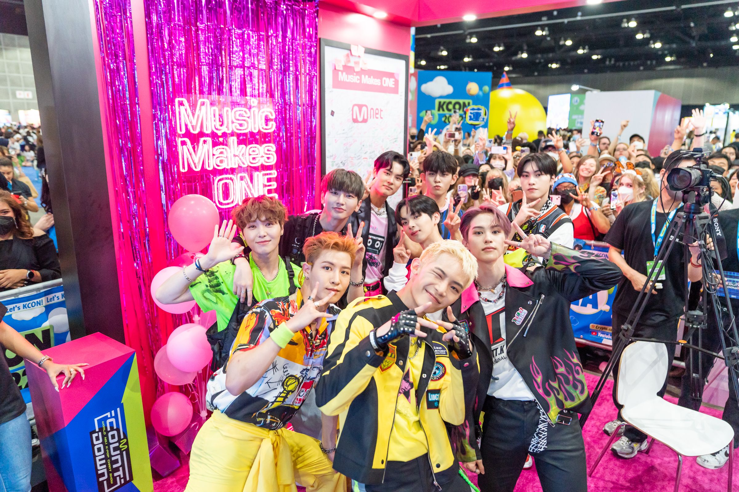 INIが「KCON 2022 LA」で初の海外パフォーマンス！ JO1は不参加も存在 