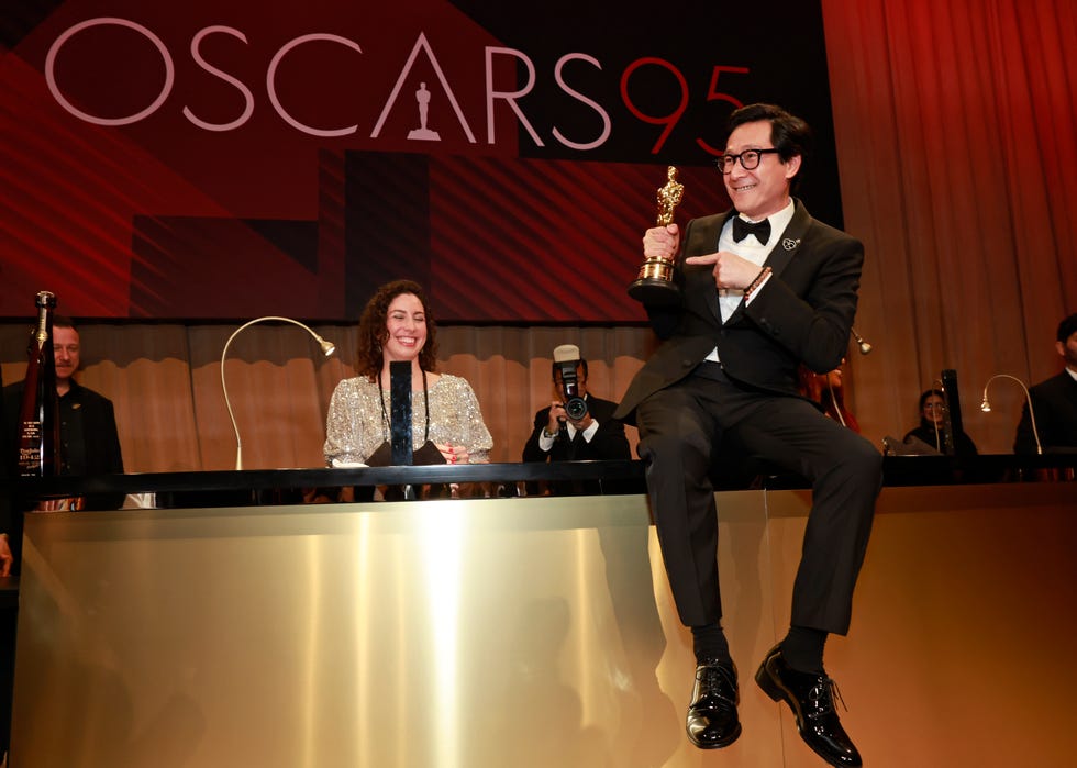 ke huy quan en la gala de los oscar 2023