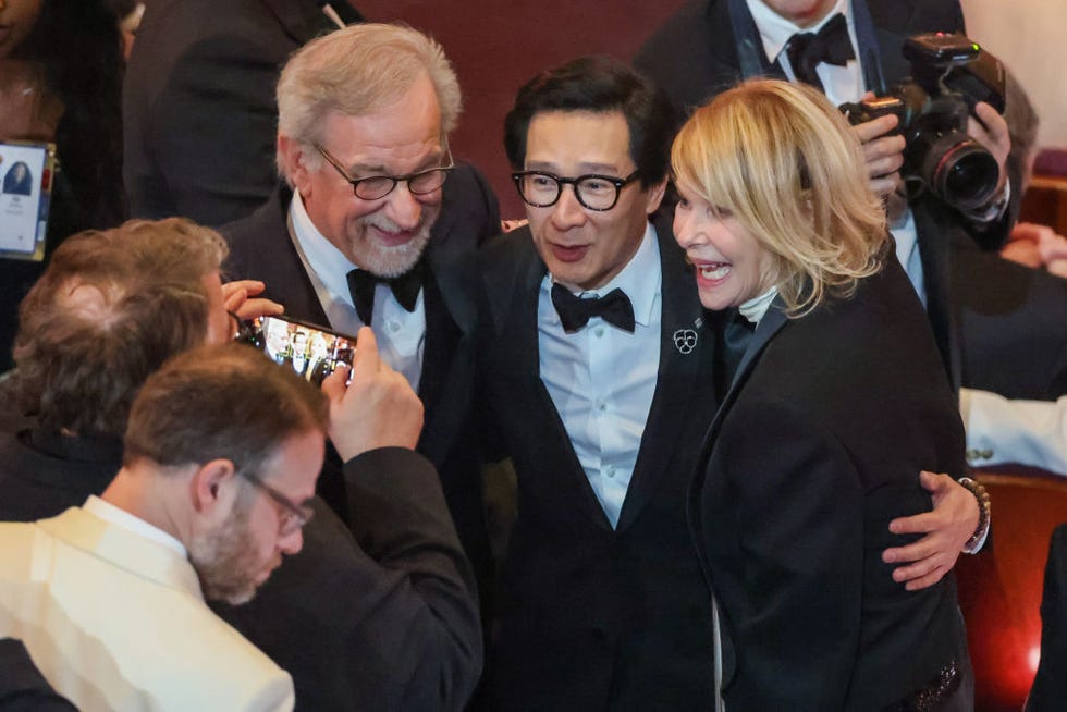 spielberg con ke huy quan premios oscar 2023