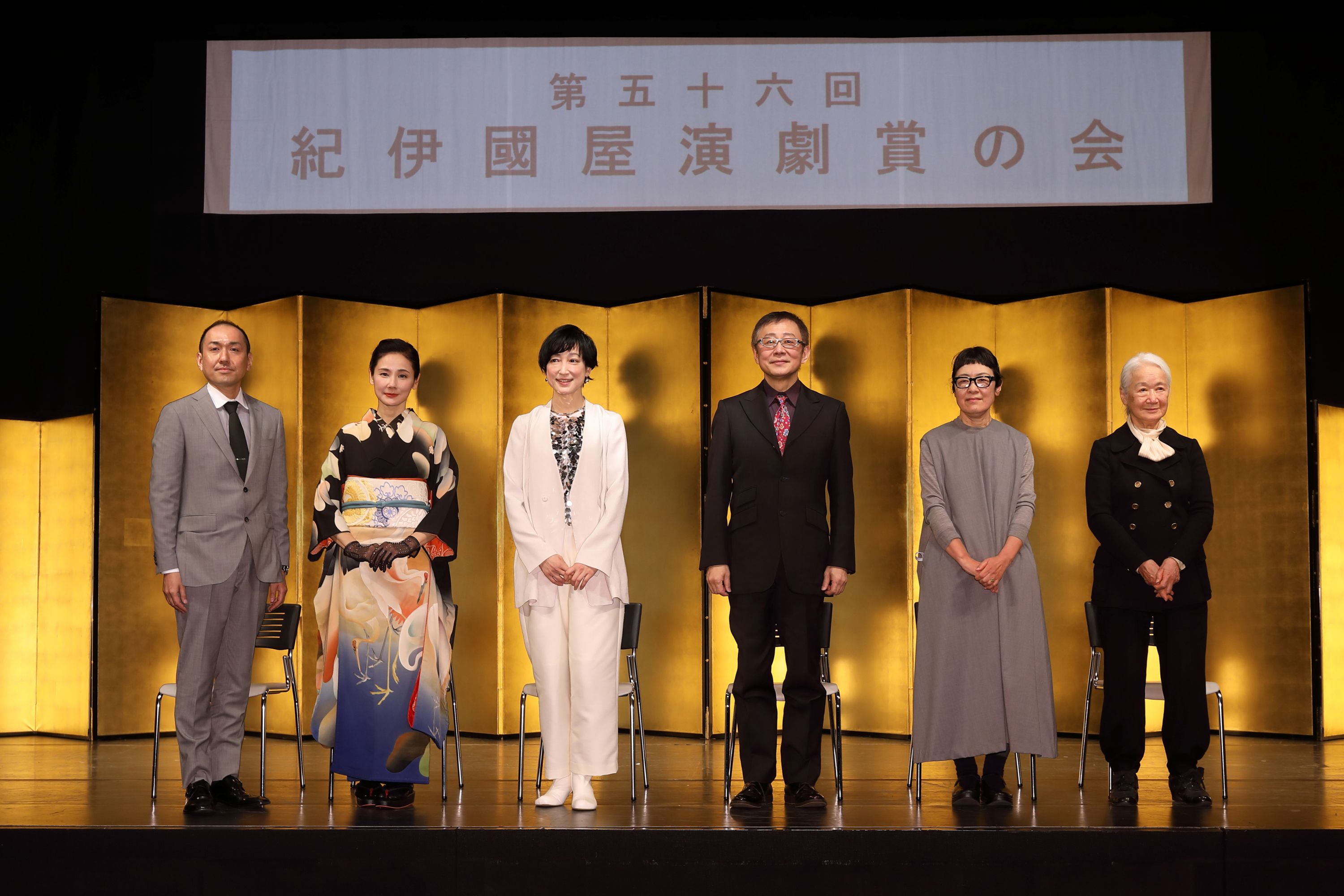 吉田羊さん、個性的なアンティーク着物で演劇賞受賞式に登場