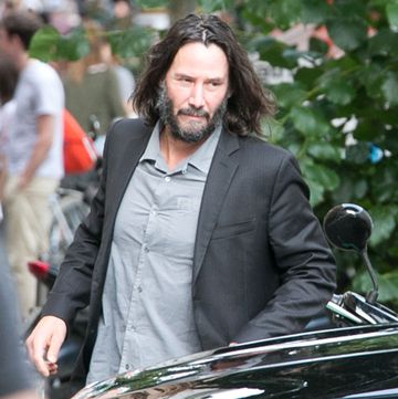 exclusive the cast of matrix 4 comes together for a 4th of july dinner at a private apartment in berlin's kreuzberg districtshortly after 7pm keanu reeves arrives with his partner alexandra grant holding a present none of the bystanders seems to notice that a hollywood superstar just passed themneil patrick harris arrives shortly after holding a pink bag, followed by carrie ann mossthe party ends around 1am on sunday morning when the guests leave and keanu reeves and alexandra grant are driven back to their rented apartmentpictured keanu reevesref spl5175219 040720 exclusivepicture by splashnewscomsplash news and picturesusa 1 310 525 5808london 44 020 8126 1009berlin 49 175 3764 166photodesksplashnewscomworld rights