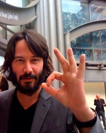 keanu reeves gesto ok con la mano