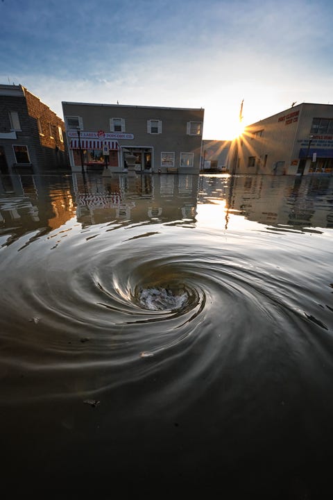 Dit jaar was een historisch seizoen voor overstromingen in de gehele Grote Merenregio in NoordAmerika voornamelijk vanwege het smelten van de sneeuw dat ervoor zorgde dat water in de meren stroomde gevolgd door een langdurig regenseizoen Port Clinton een zomerbestemming voor vakantiegangers in Ohio werd getroffen door de overstromingen die bedrijven en huizen ernstig beschadigde