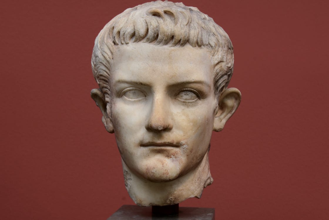 een beeld van de romeinse keizer caligula