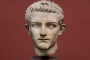 een beeld van de romeinse keizer caligula