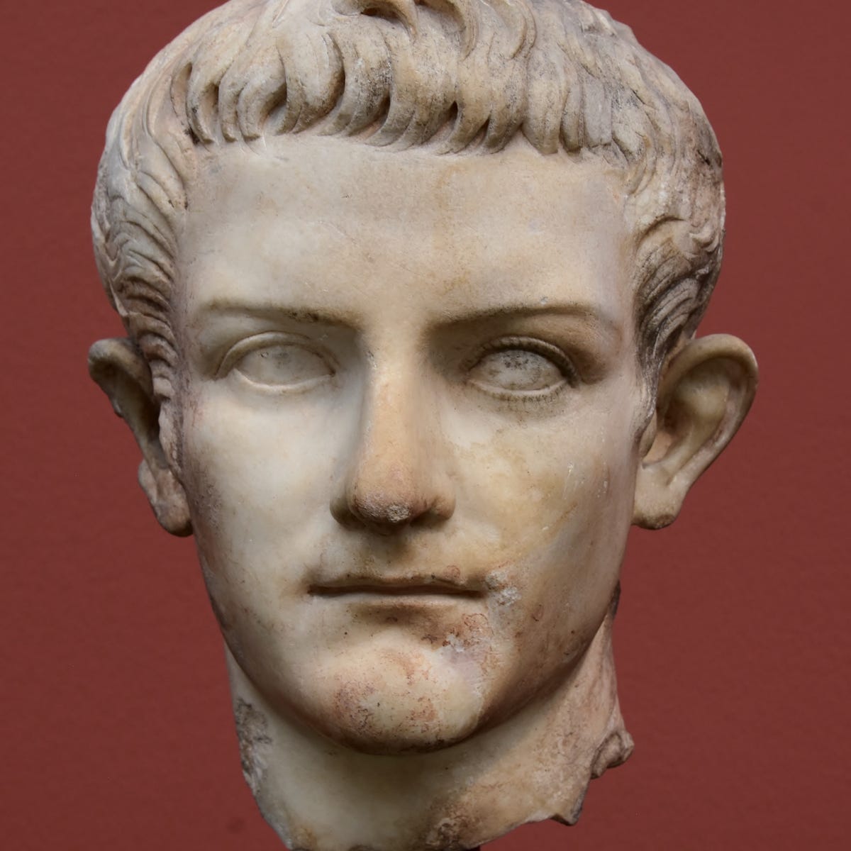 een beeld van de romeinse keizer caligula