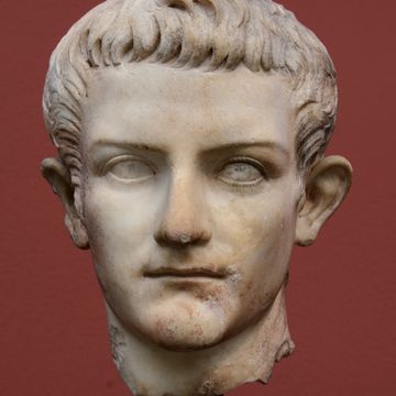 een beeld van de romeinse keizer caligula