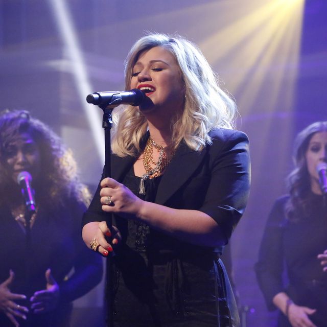 kelly clarkson performing