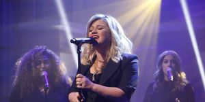kelly clarkson performing