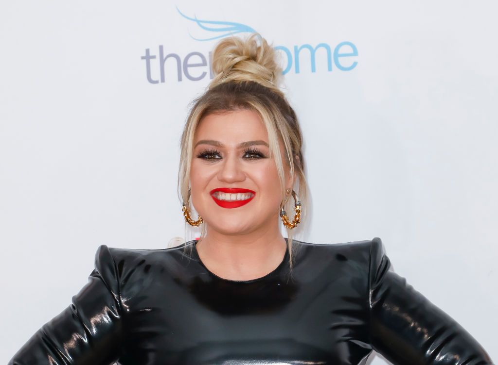 Kelly Clarkson Talks 2023 Weight Loss, Doesn't Wear Spanx Anymore