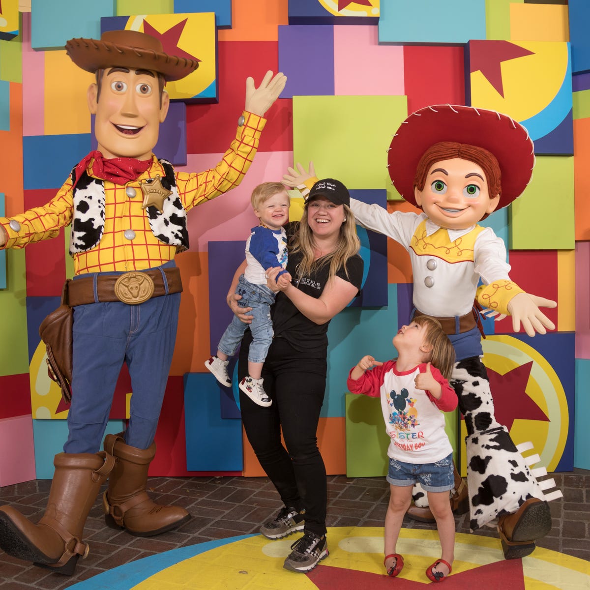 Kelly Clarkson Opened Up About How Her Son Remy, 4, Is Overcoming Speech  and Hearing Issues