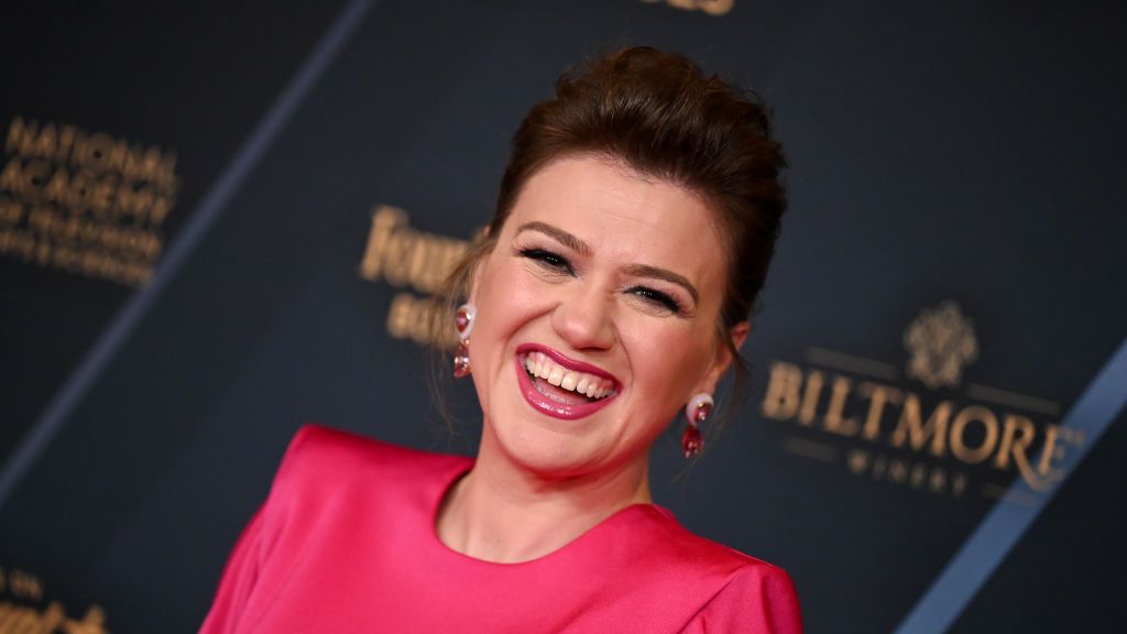 Kelly Clarkson Stunned in Pink at the Daytime Emmy Awards
