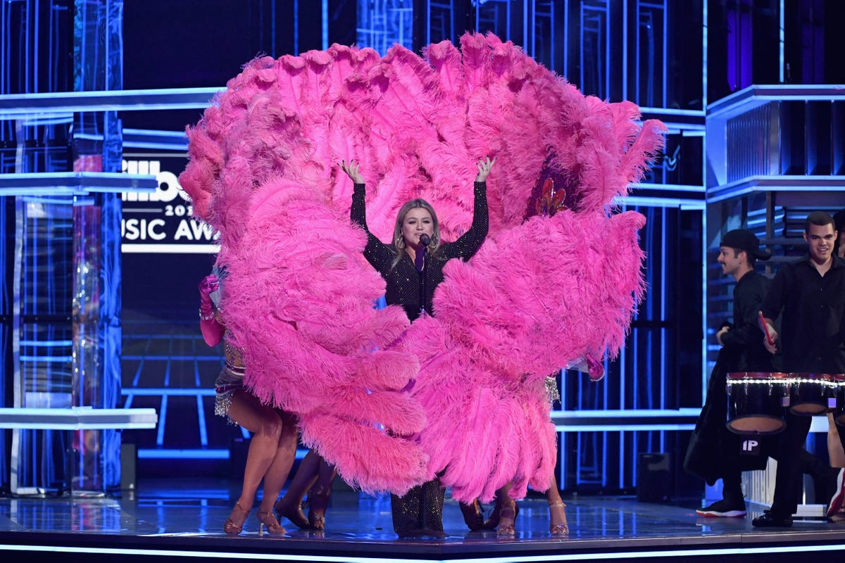 Kelly Clarkson Opened the Billboard Awards With a Totally Bananas Medley