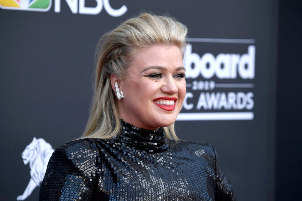 See Kelly Clarkson's 2019 Billboard Awards Red Carpet Dress