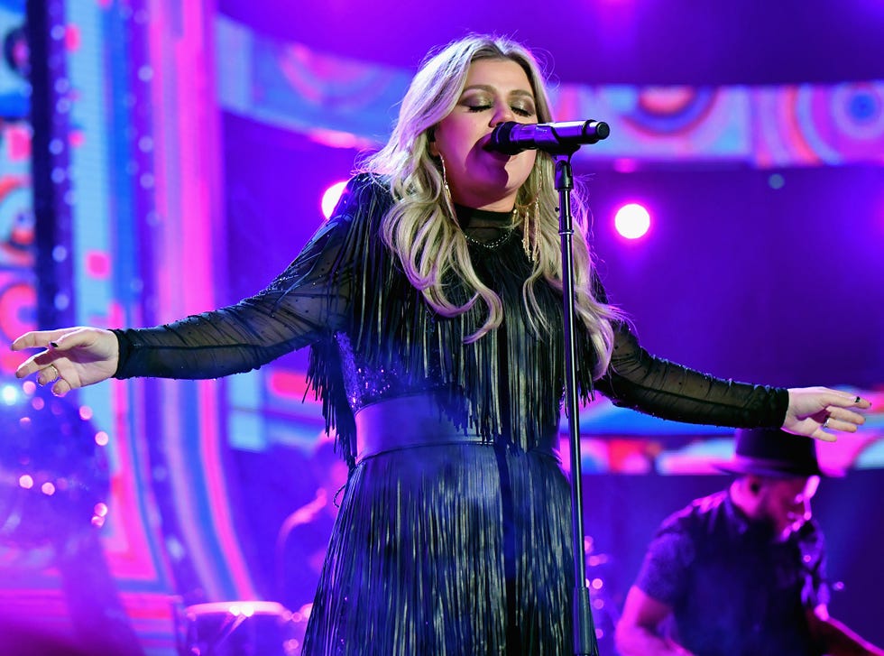 Kelly Clarkson Performs at the CMT Awards for First Time Kelly Clarkson Sings American Woman