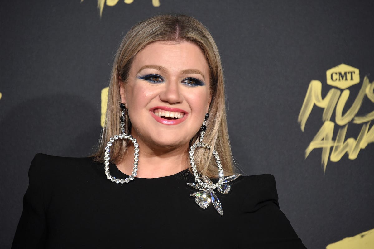 Kelly Clarkson Just Owned the CMT Awards Red Carpet in Her Best Look Yet