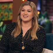 kelly clarkson sitting on set of the kelly clarkson show