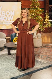 kelly clarkson standing on the set of her talk show