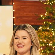 kelly clarkson standing on the set of her talk show