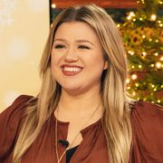 kelly clarkson standing on the set of her talk show