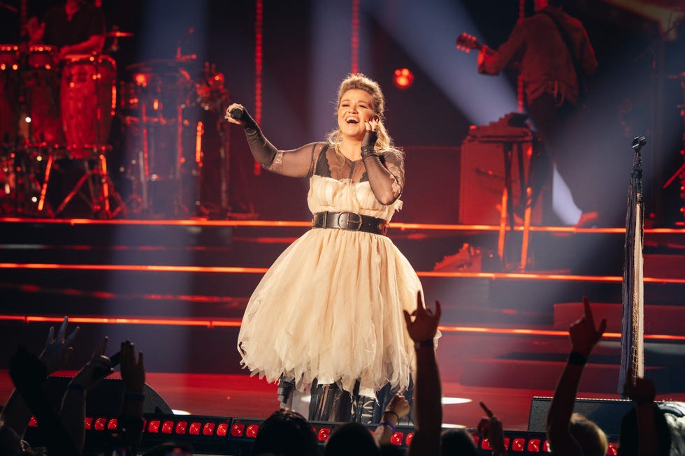 Kelly Clarkson's Stylist Shares the Inspiration Behind Her 