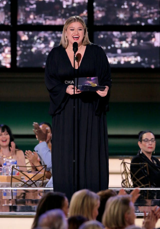 See Kelly Clarkson'S Low-Cut Emmys Dress That Has Everyone Talking