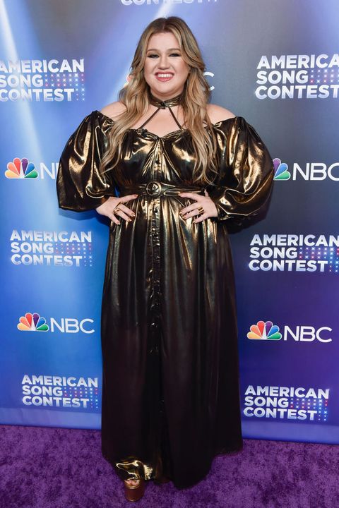 kelly clarkson gold dress at the american song contest red carpet