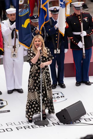 kelly clarkson indy 500 performance