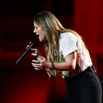 kelly clarkson kicks off new las vegas residency at the colosseum at caesars palace