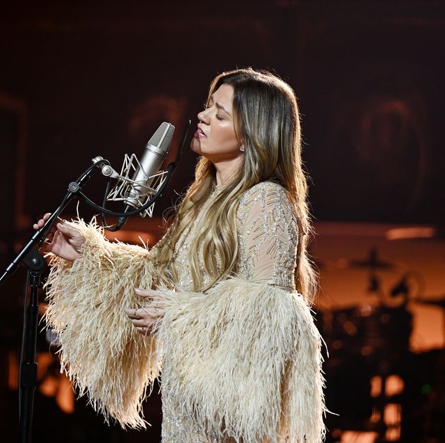 kelly clarkson kicks off new las vegas residency at the colosseum at caesars palace