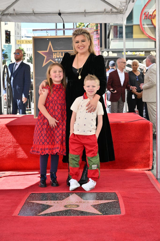 Kelly Clarkson Kids and Family Photos- How Many Children Does Kelly Clarkson  Have?