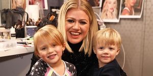 kelly clarkson with her kids