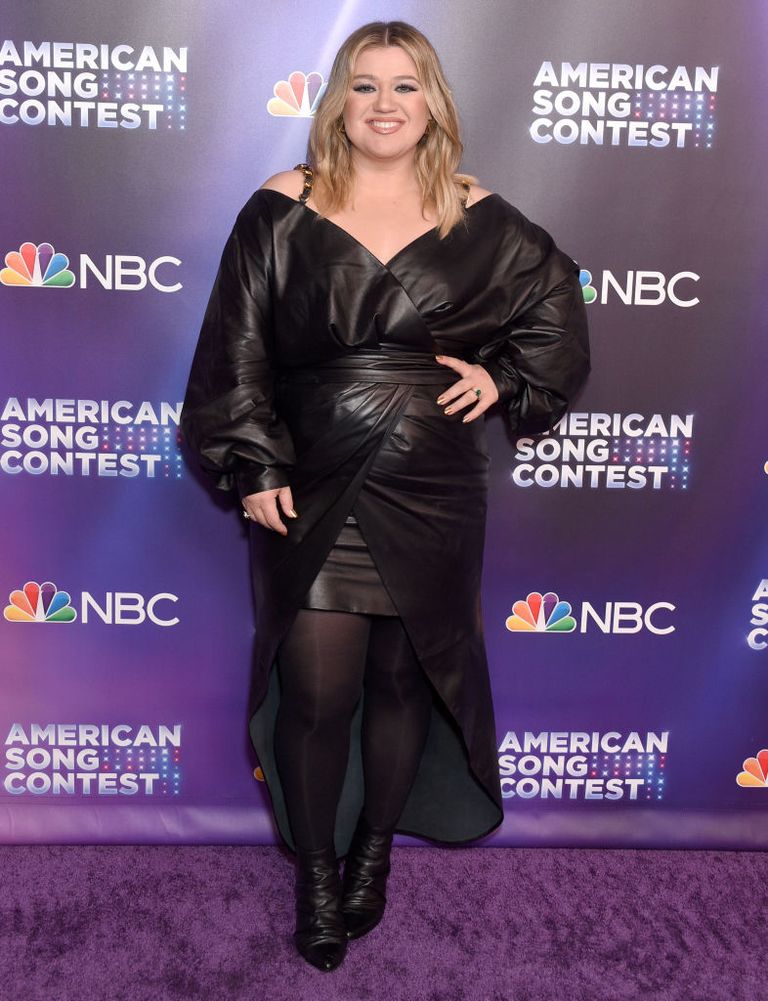 'The Voice' Star Kelly Clarkson Stuns on the Red Carpet in a Leather Dress