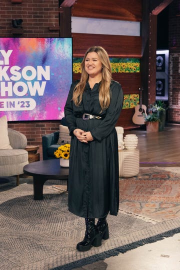 kelly clarkson on the set of her talk show