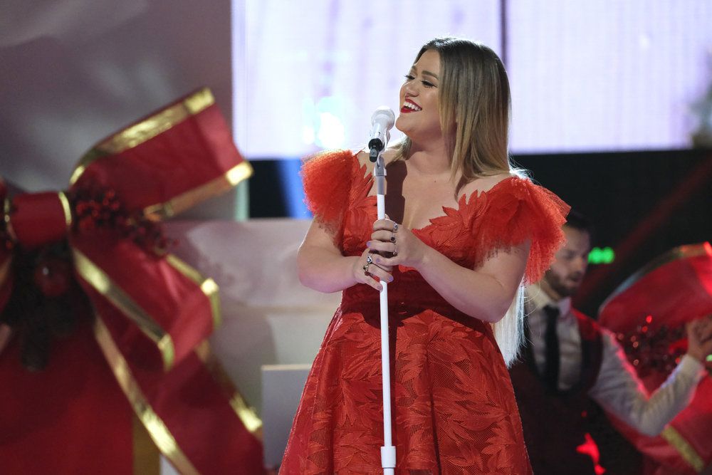 Utrolig Samarbejde profil Watch Kelly Clarkson and Brett Eldredge Perform Under the Mistletoe