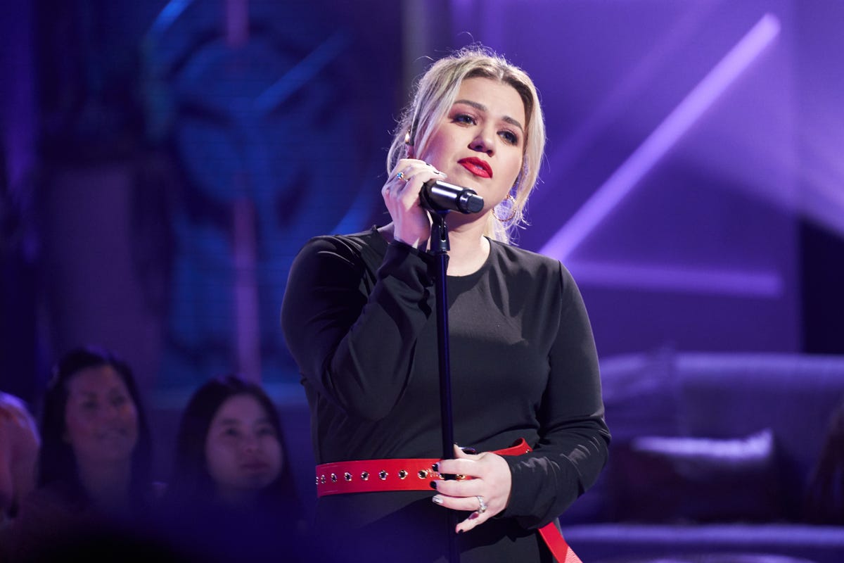 Kelly Clarkson Opens Up About Coping with 