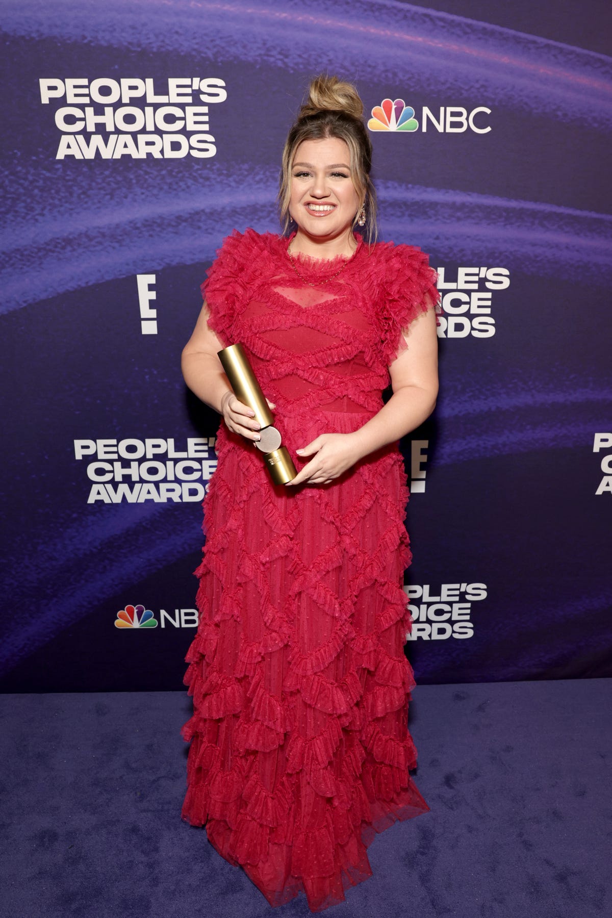 'Voice' Coach Kelly Clarkson Stuns in a Striking Red Dress on the Red ...