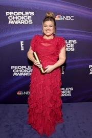 honoree kelly clarkson, recipient of the daytime talk show of 2022 award for ‘the kelly clarkson show’, poses backstage during the 2022 peoples choice awards held at the barker hangar on december 6, 2022 in santa monica, california     photo by todd williamsone entertainmentnbc via getty images