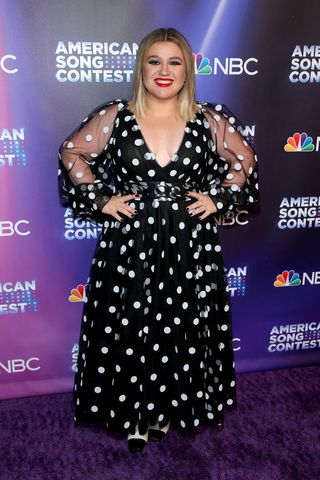 'The Voice' Star Kelly Clarkson Stuns on the Red Carpet in a Polka Dot ...