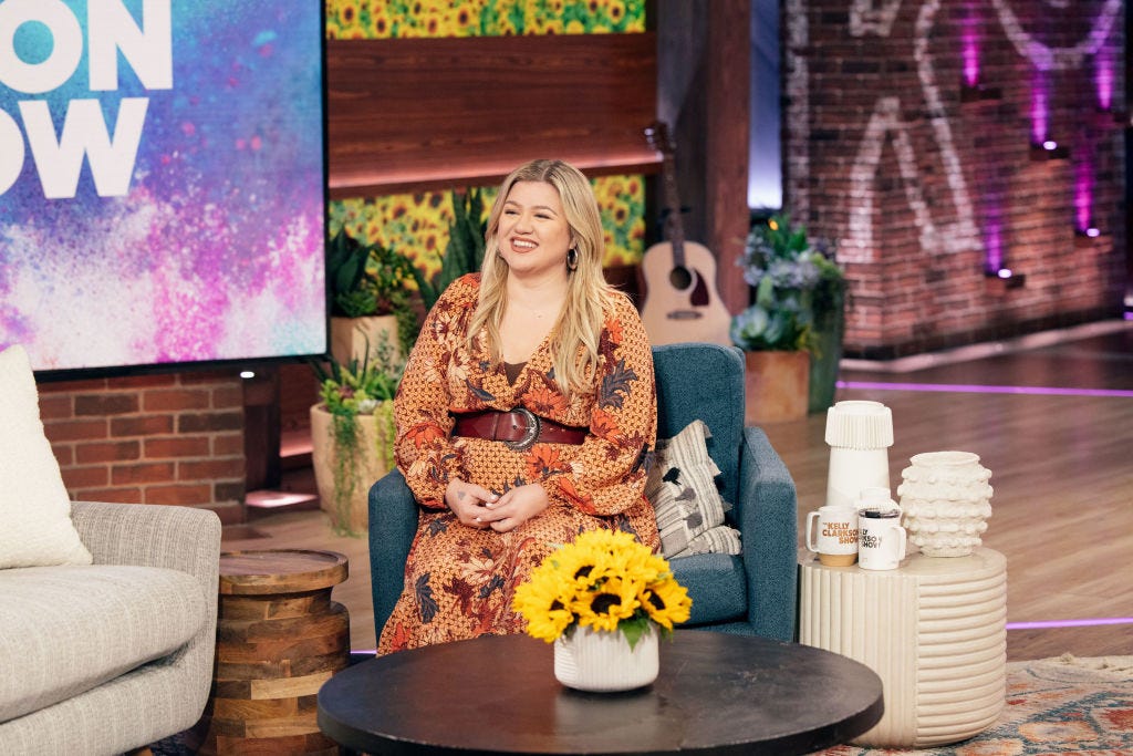 Kelly Clarkson Just Showed Off A Dramatic New Velvet Look On Her Talk Show And Were In Awe 4443