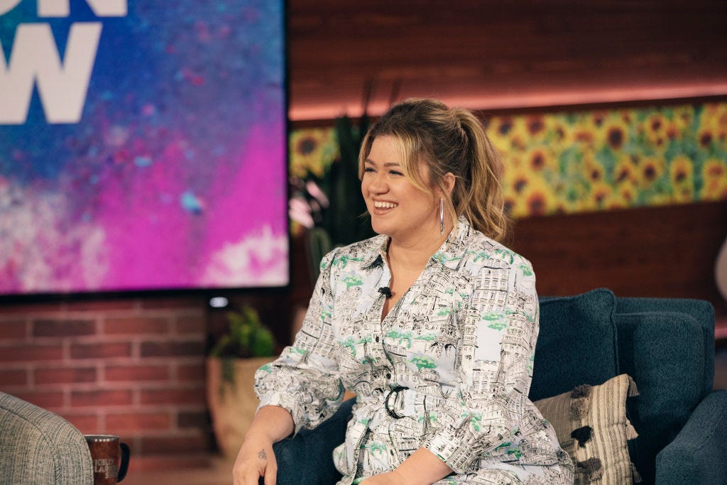 Kelly Clarkson Wears a Stunning Summer Dress As She Shocks Fan with an Unforgettable Duet